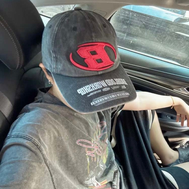 赤ロゴ刺繍キャップ|ヴィンテージ加工 × ブラックボディ ストリート系帽子 SS-000304