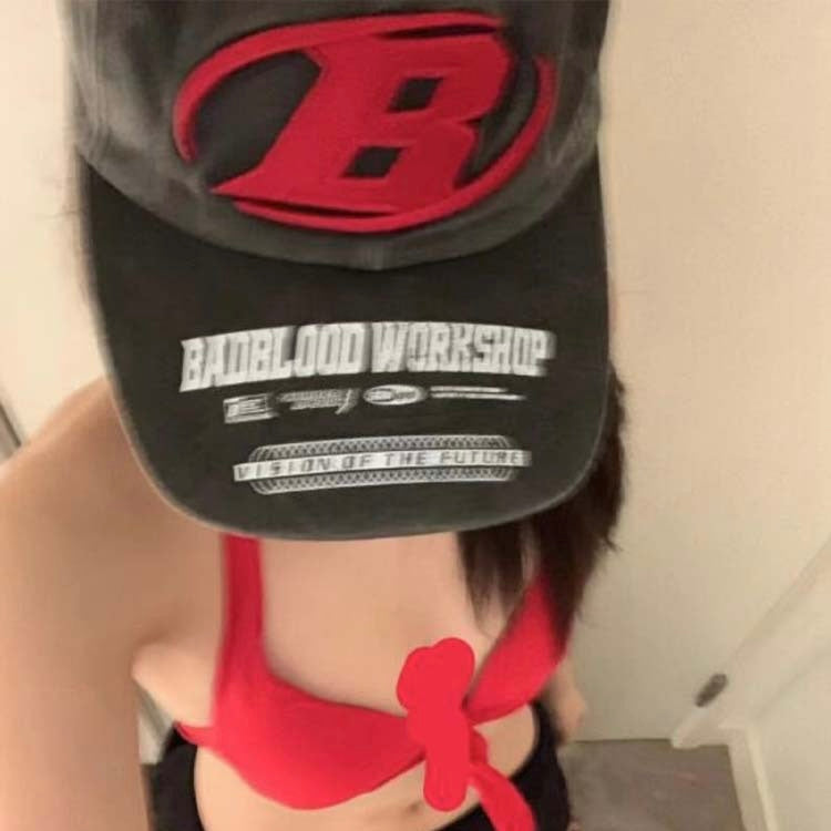 赤ロゴ刺繍キャップ|ヴィンテージ加工 × ブラックボディ ストリート系帽子 SS-000304