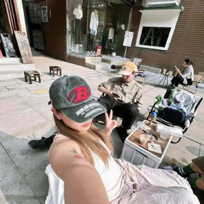 赤ロゴ刺繍キャップ｜ヴィンテージ加工 × ブラックボディ ストリート系帽子 SS-000304